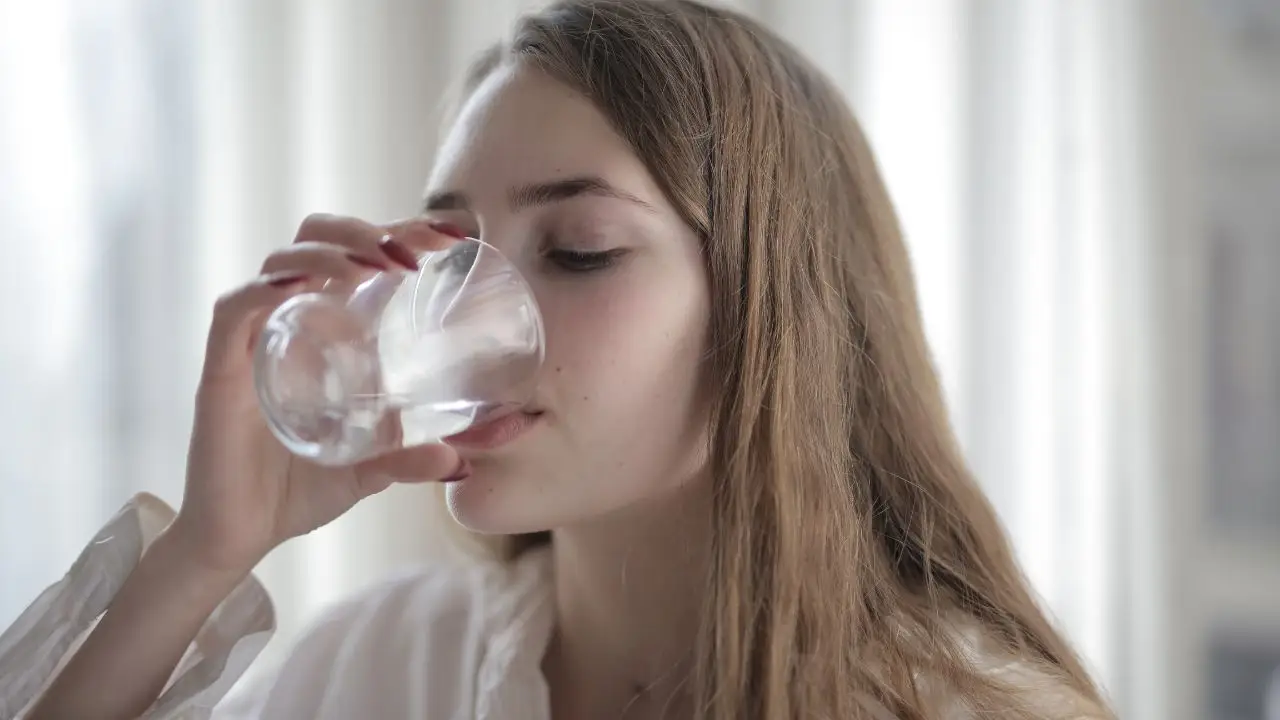 L’errore che tutti fanno con l’acqua in estate: può rallentare il metabolismo L’errore che tutti fanno con l’acqua in estate: può rallentare il metabolismo
