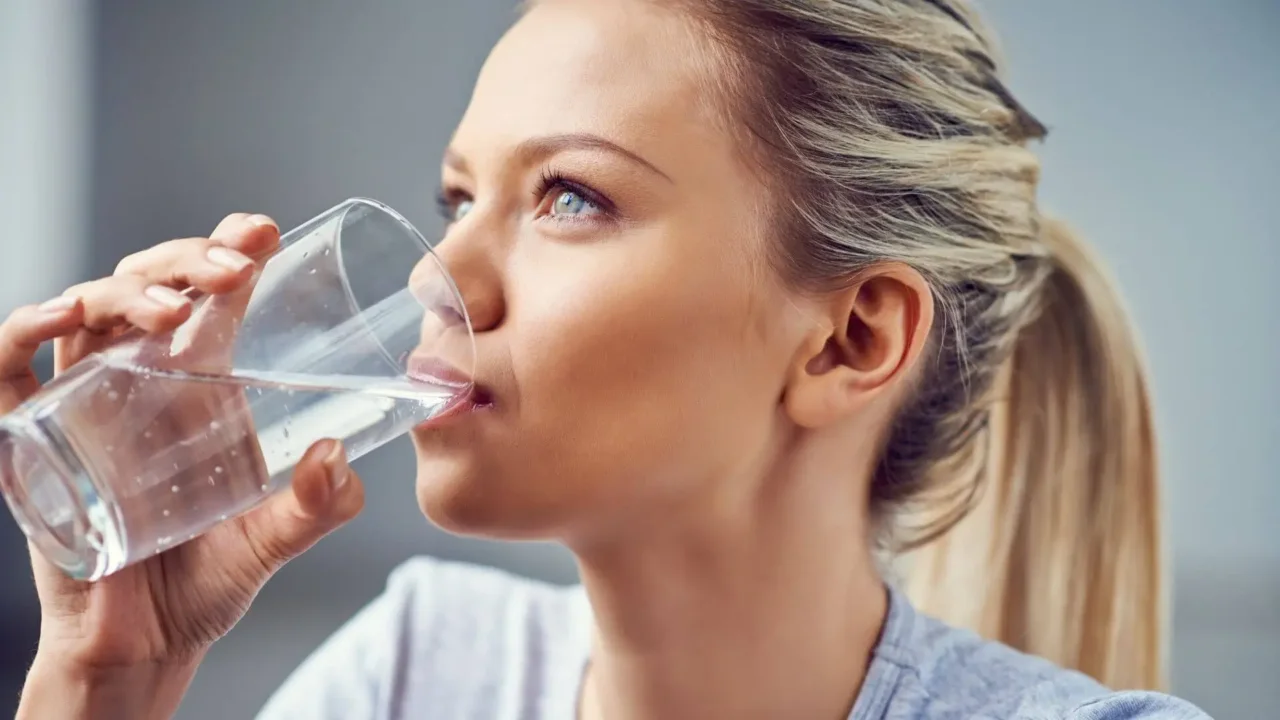 L’errore che tutti fanno con l’acqua in estate: può rallentare il metabolismo L’errore che tutti fanno con l’acqua in estate: può rallentare il metabolismo