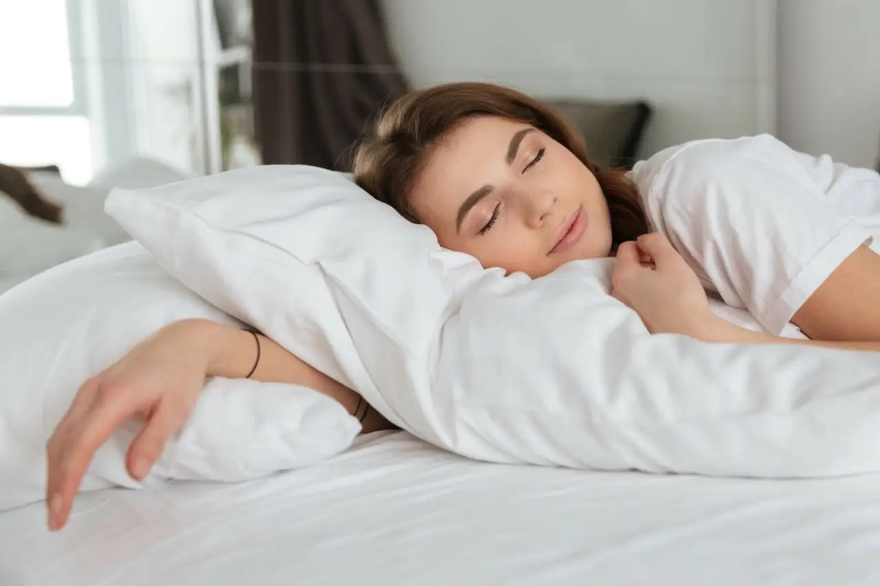 Il rituale serale che aiuta a dormire meglio anche con 30 gradi Il rituale serale che aiuta a dormire meglio anche con 30 gradi
