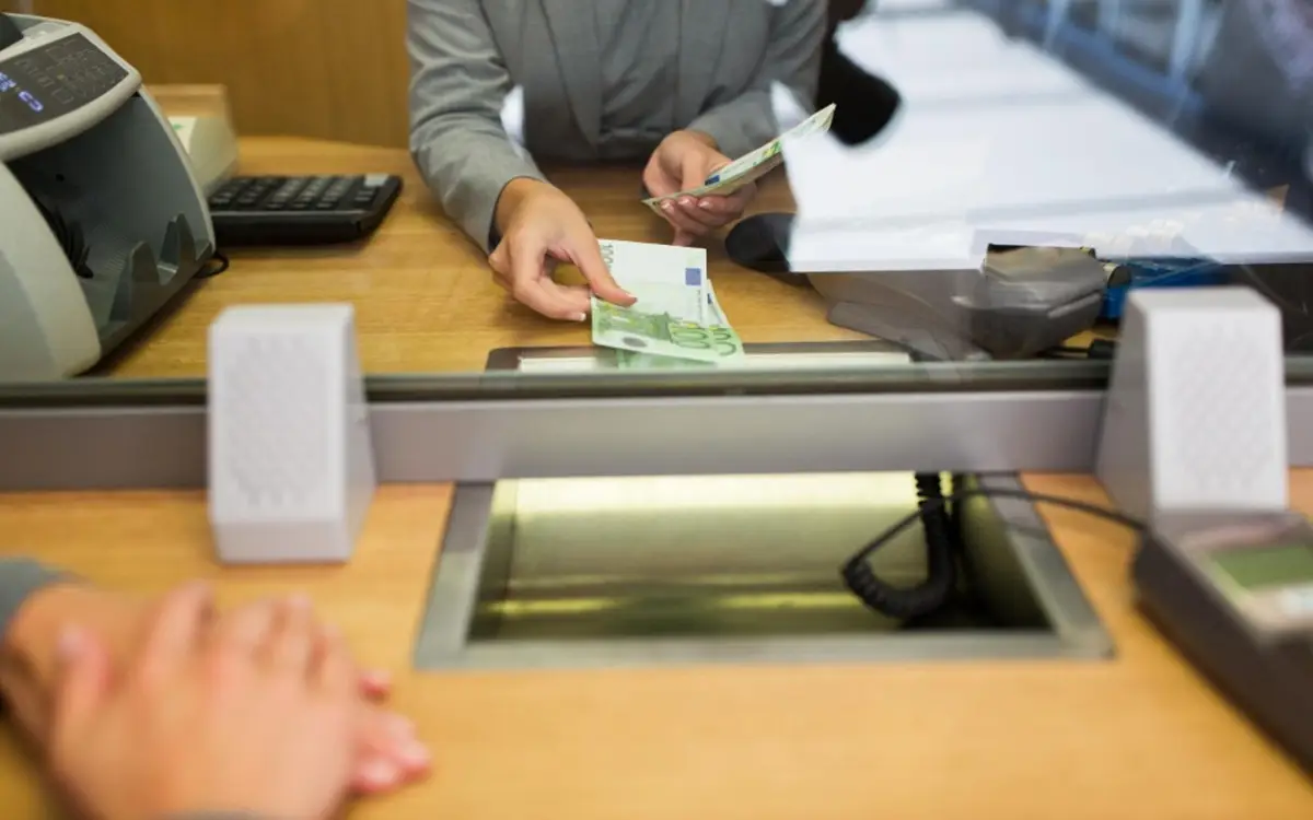 Conto in banca sopra i 10.000 euro? Cosa rischi davvero nel 2025 Conto in banca sopra i 10.000 euro? Cosa rischi davvero nel 2025
