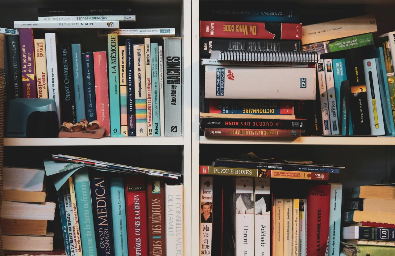Insetti alati tra i libri? Un ingrediente da dispensa elimina il problema senza odori Insetti alati tra i libri? Un ingrediente da dispensa elimina il problema senza odori