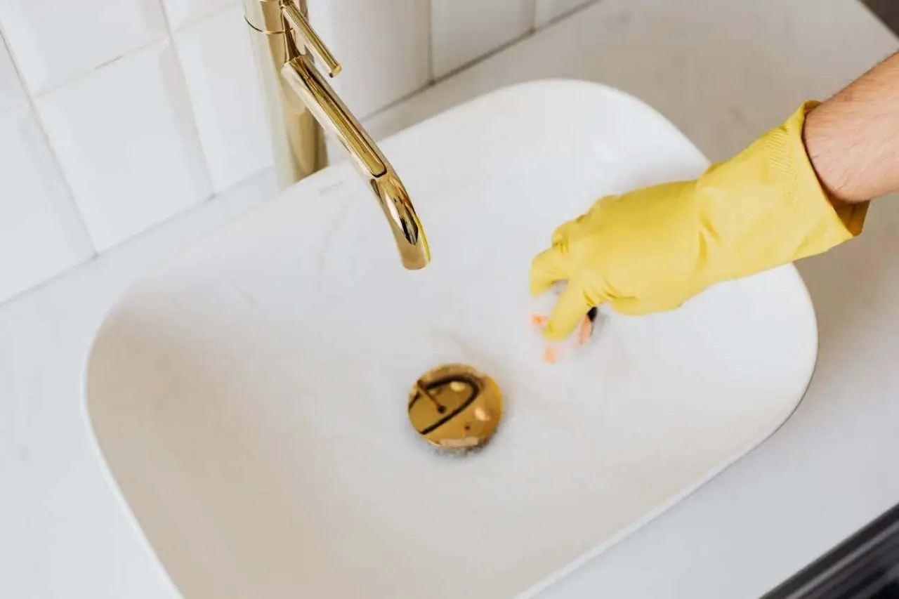 Umidità sotto il lavandino: un piccolo oggetto assorbe e neutralizza il cattivo odore Umidità sotto il lavandino: un piccolo oggetto assorbe e neutralizza il cattivo odore