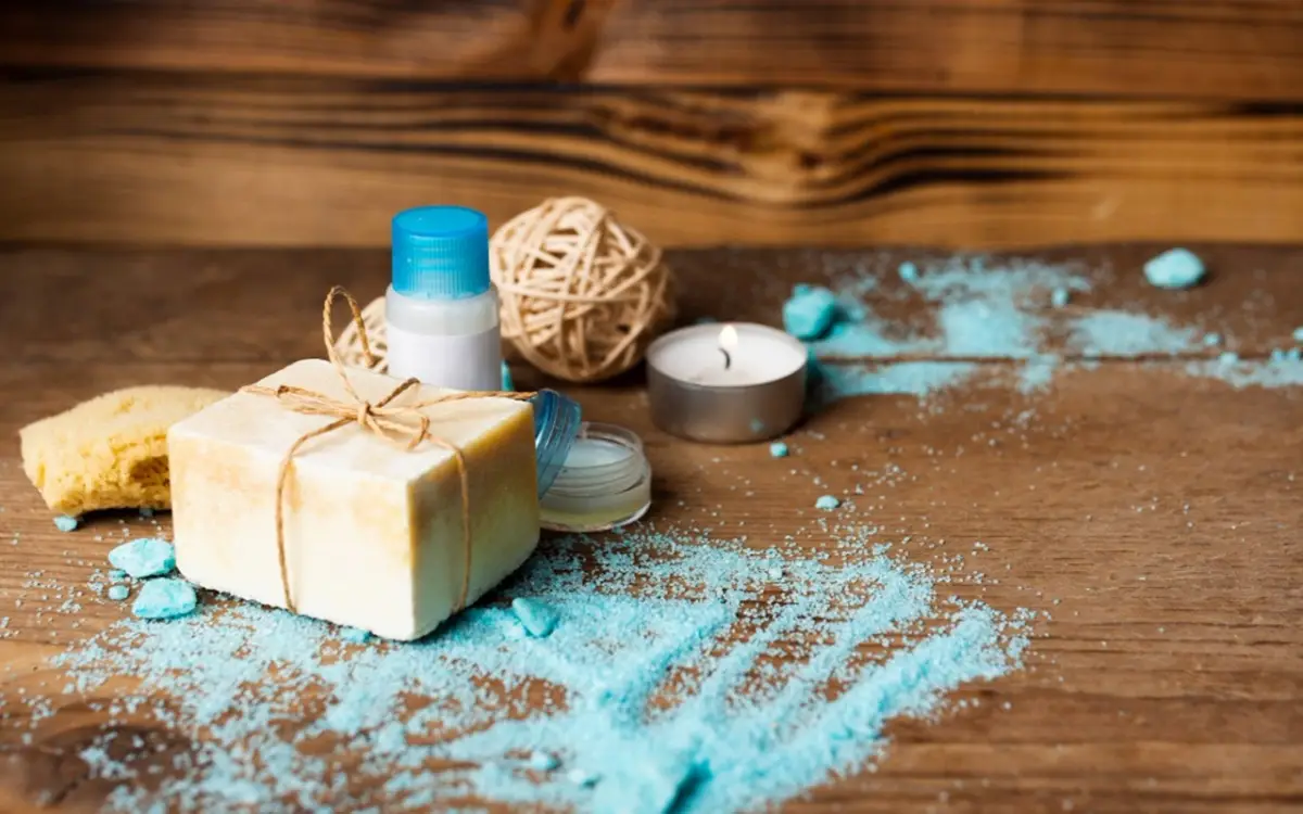 Proteggi tende e divani dalle macchie con questa miscela a base di sapone di Marsiglia Proteggi tende e divani dalle macchie con questa miscela a base di sapone di Marsiglia