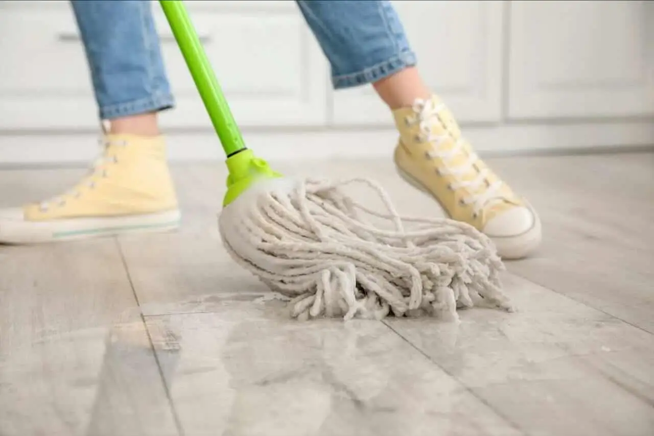 Scopri la soluzione naturale per lavare i pavimenti senza lasciare residui tossici Scopri la soluzione naturale per lavare i pavimenti senza lasciare residui tossici