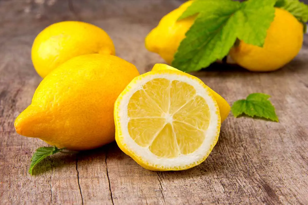 Rimuovi le macchie di calcare dal rubinetto usando limone e un vecchio spazzolino Rimuovi le macchie di calcare dal rubinetto usando limone e un vecchio spazzolino