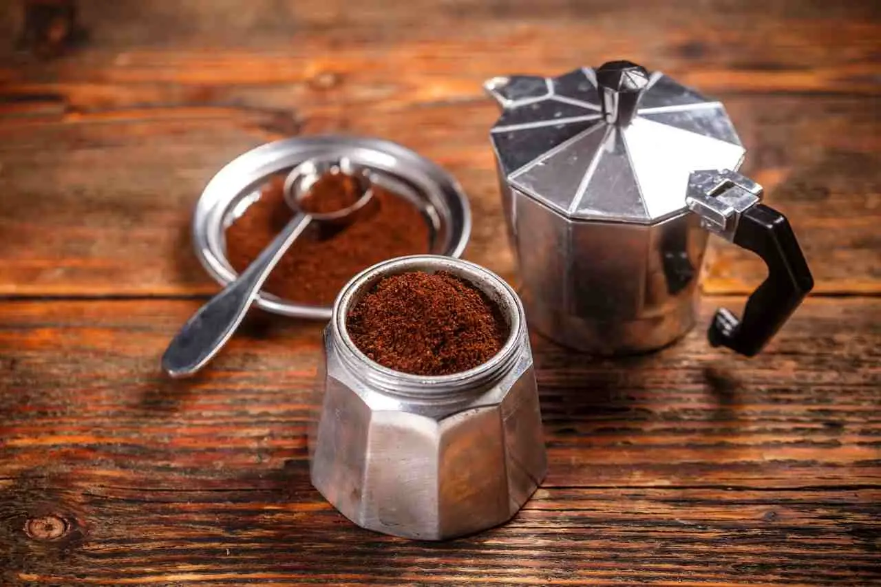 Neutralizza i cattivi odori dal secchio dell’umido con fondi di caffè essiccati Neutralizza i cattivi odori dal secchio dell’umido con fondi di caffè essiccati