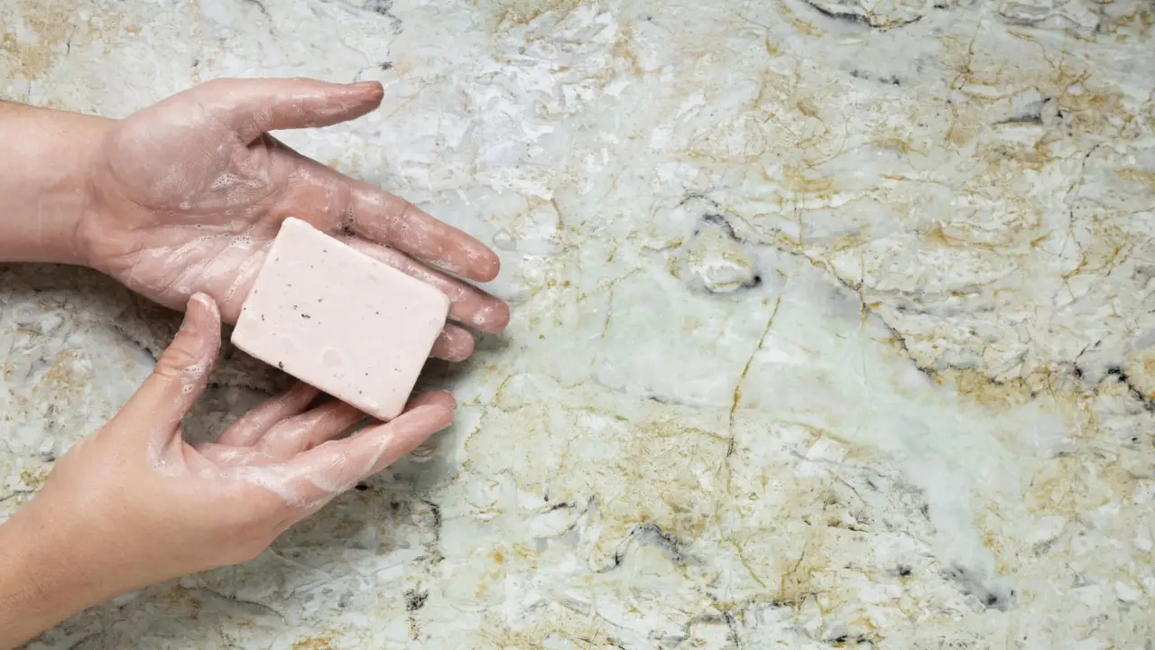 Elimina i residui di sapone dalla doccia con una passata di alcol denaturato e cotone