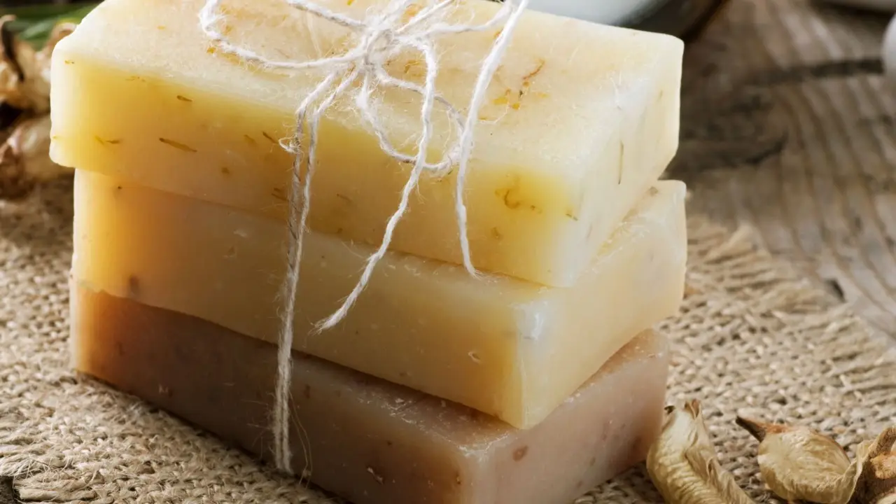 Elimina i residui di sapone dalla doccia con una passata di alcol denaturato e cotone Elimina i residui di sapone dalla doccia con una passata di alcol denaturato e cotone