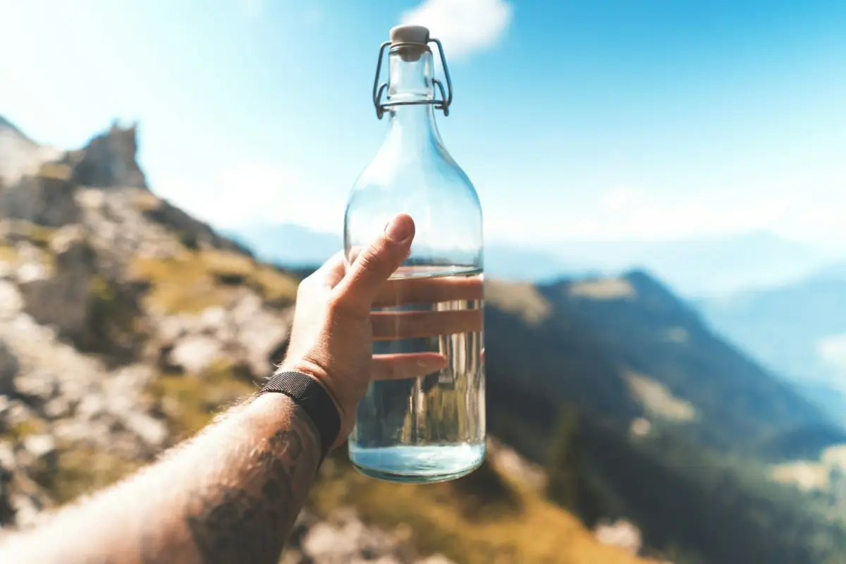L’errore che tutti fanno con l’acqua in estate: può rallentare il metabolismo L’errore che tutti fanno con l’acqua in estate: può rallentare il metabolismo