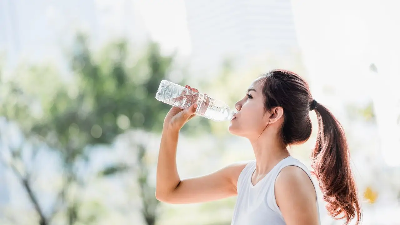 L’errore che tutti fanno con l’acqua in estate: può rallentare il metabolismo L’errore che tutti fanno con l’acqua in estate: può rallentare il metabolismo