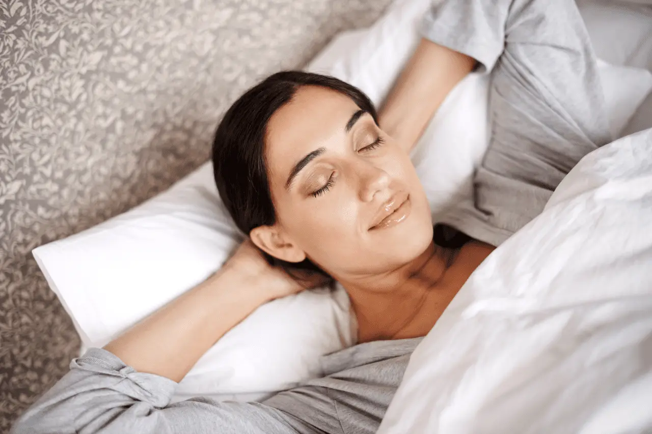 Il rituale serale che aiuta a dormire meglio anche con 30 gradi Il rituale serale che aiuta a dormire meglio anche con 30 gradi