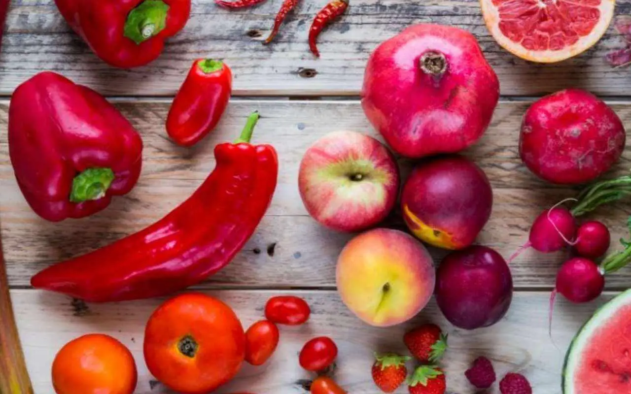 Il frutto rosso che protegge la vista sotto il sole: la scoperta che stupisce gli esperti Il frutto rosso che protegge la vista sotto il sole: la scoperta che stupisce gli esperti