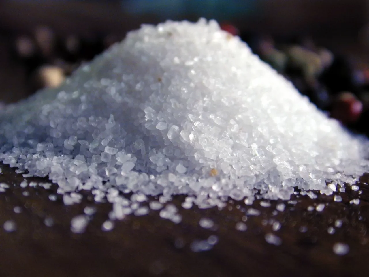 Il sale grosso contro le erbacce: la ricetta segreta dei giardinieri Il sale grosso contro le erbacce: la ricetta segreta dei giardinieri