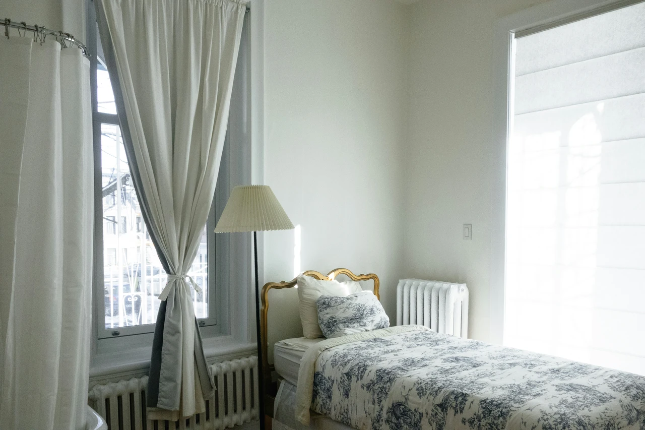 Come raffreddare la camera da letto senza climatizzatore: il metodo infallibile Come raffreddare la camera da letto senza climatizzatore: il metodo infallibile