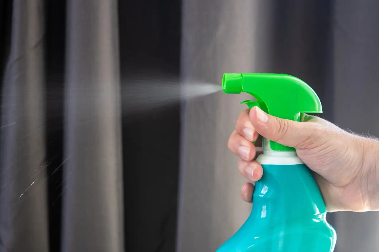 Cosa spruzzare sui davanzali per allontanare insetti e formiche Cosa spruzzare sui davanzali per allontanare insetti e formiche