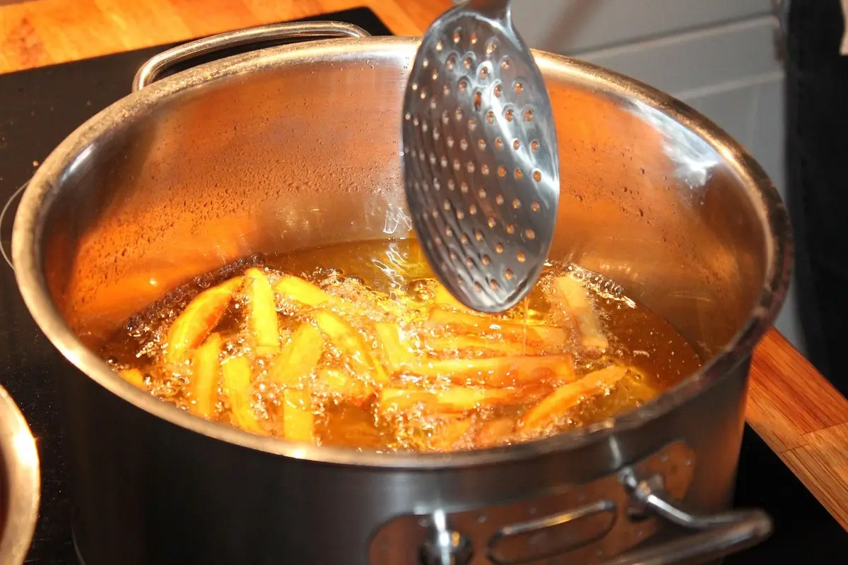 Cucina che odora di fritto? Il metodo con l’aceto che elimina tutto in 2 minuti Cucina che odora di fritto? Il metodo con l’aceto che elimina tutto in 2 minuti