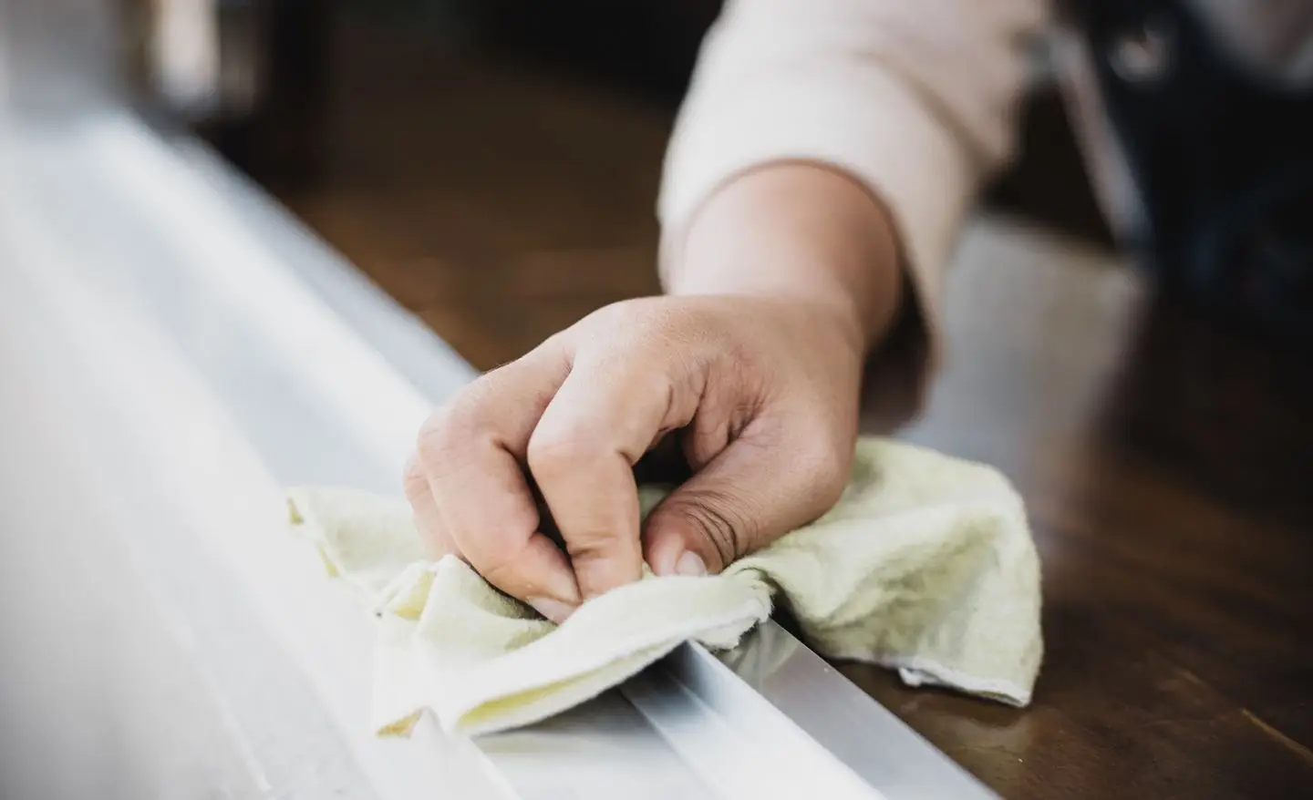 Tende sempre impolverate? Ecco l'elemento domestico per mantenerle fresche Tende sempre impolverate? Ecco l'elemento domestico per mantenerle fresche