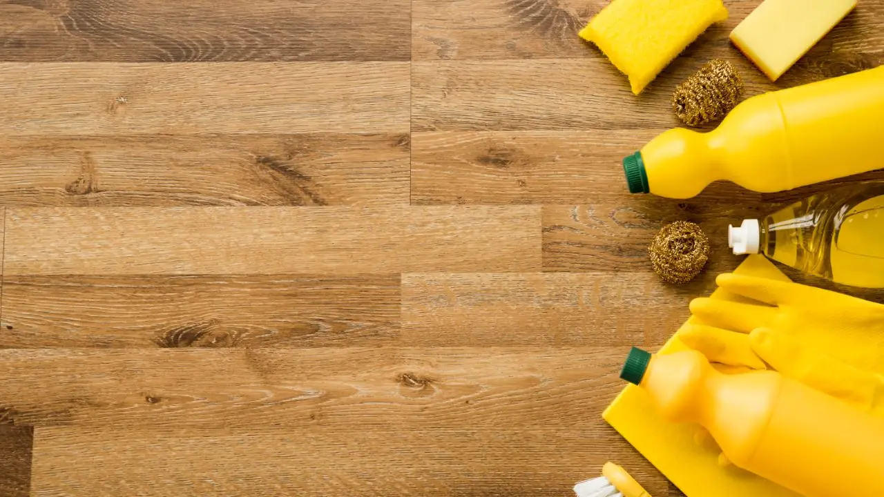 Aloni sul tavolo in legno? Il metodo per pulirlo con una soluzione semplice Aloni sul tavolo in legno? Il metodo per pulirlo con una soluzione semplice