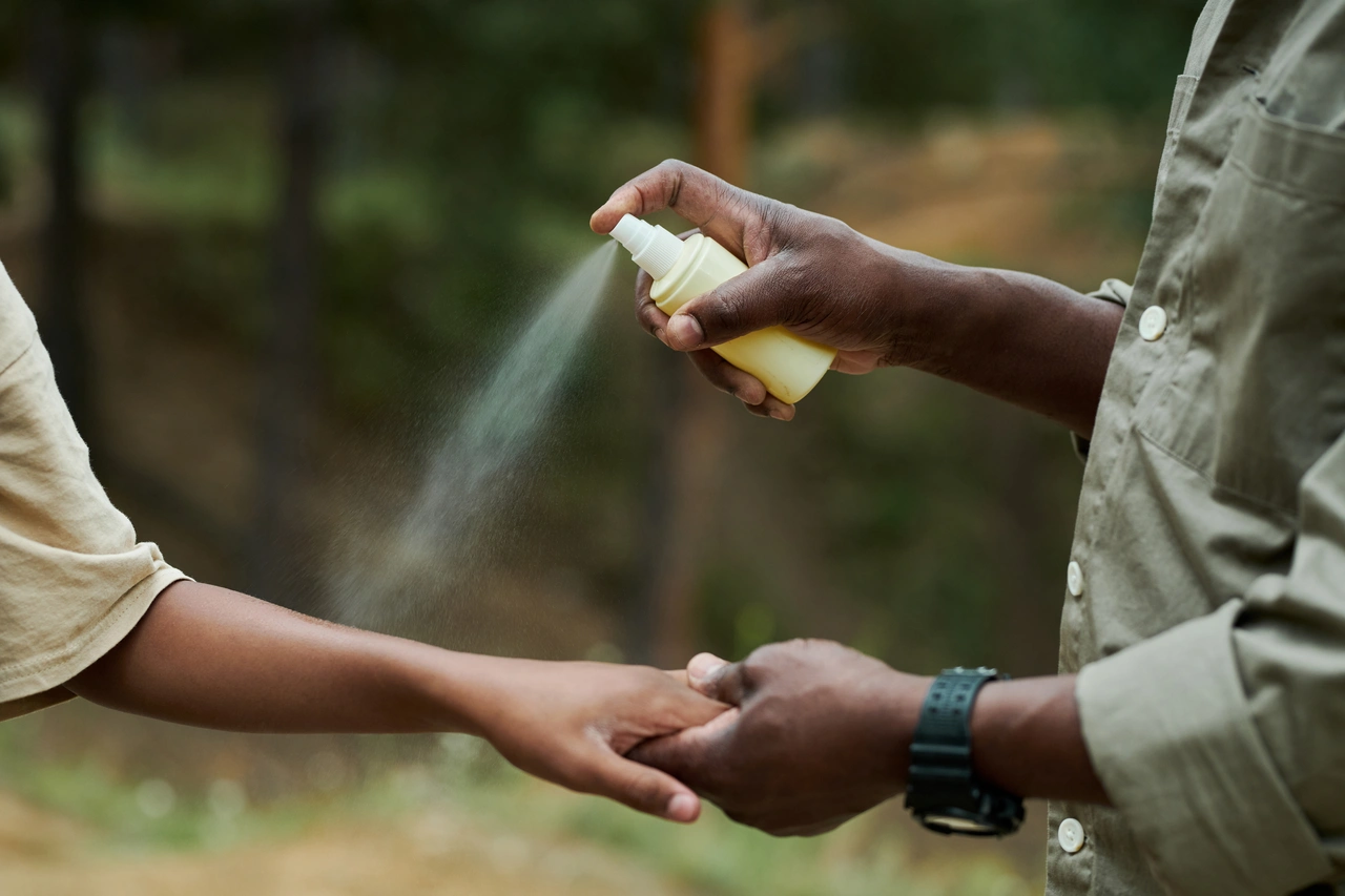 Prepara in casa il repellente naturale all’aglio: stop alle zanzare in modo sicuro e pratico Prepara in casa il repellente naturale all’aglio: stop alle zanzare in modo sicuro e pratico