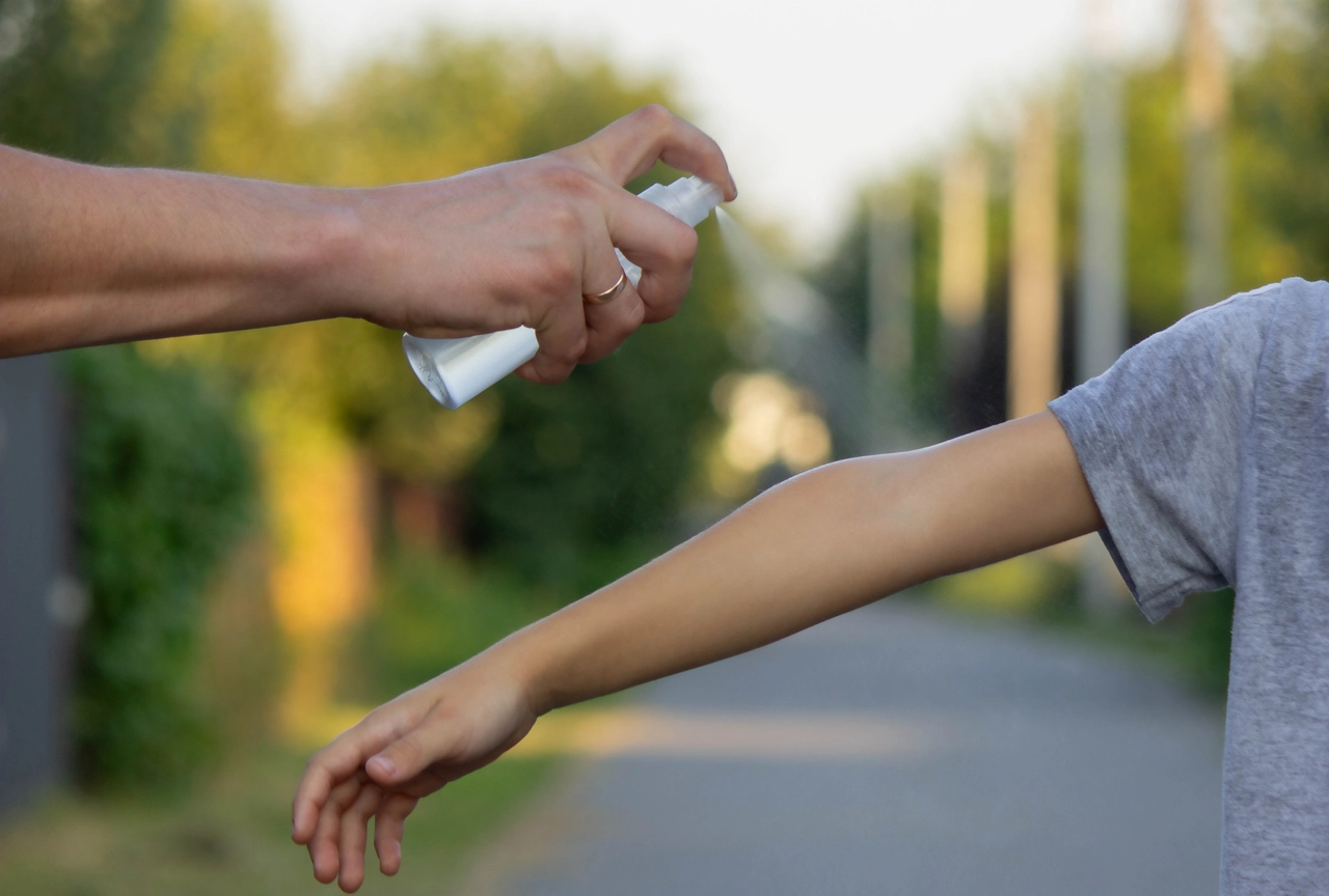 Prepara in casa il repellente naturale all’aglio: stop alle zanzare in modo sicuro e pratico Prepara in casa il repellente naturale all’aglio: stop alle zanzare in modo sicuro e pratico
