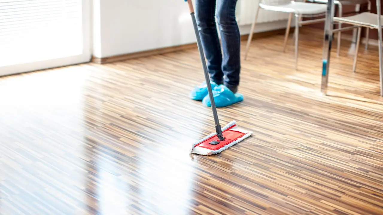 Scopri il metodo professionale per far brillare i pavimenti senza usare detergenti chimici Scopri il metodo professionale per far brillare i pavimenti senza usare detergenti chimici