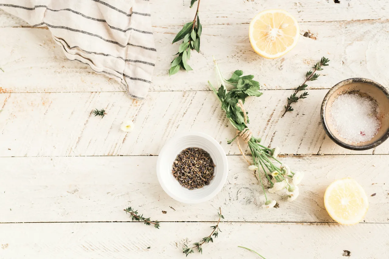 Rendi gli armadi più freschi e ordinati con questo mix naturale di erbe e agrumi Rendi gli armadi più freschi e ordinati con questo mix naturale di erbe e agrumi