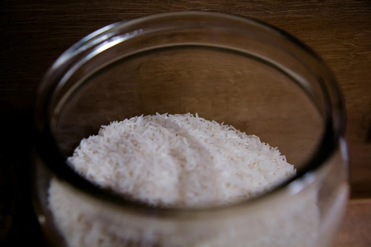 Come eliminare rapidamente l’umidità dagli armadi usando solo riso o fondi di caffè Come eliminare rapidamente l’umidità dagli armadi usando solo riso o fondi di caffè