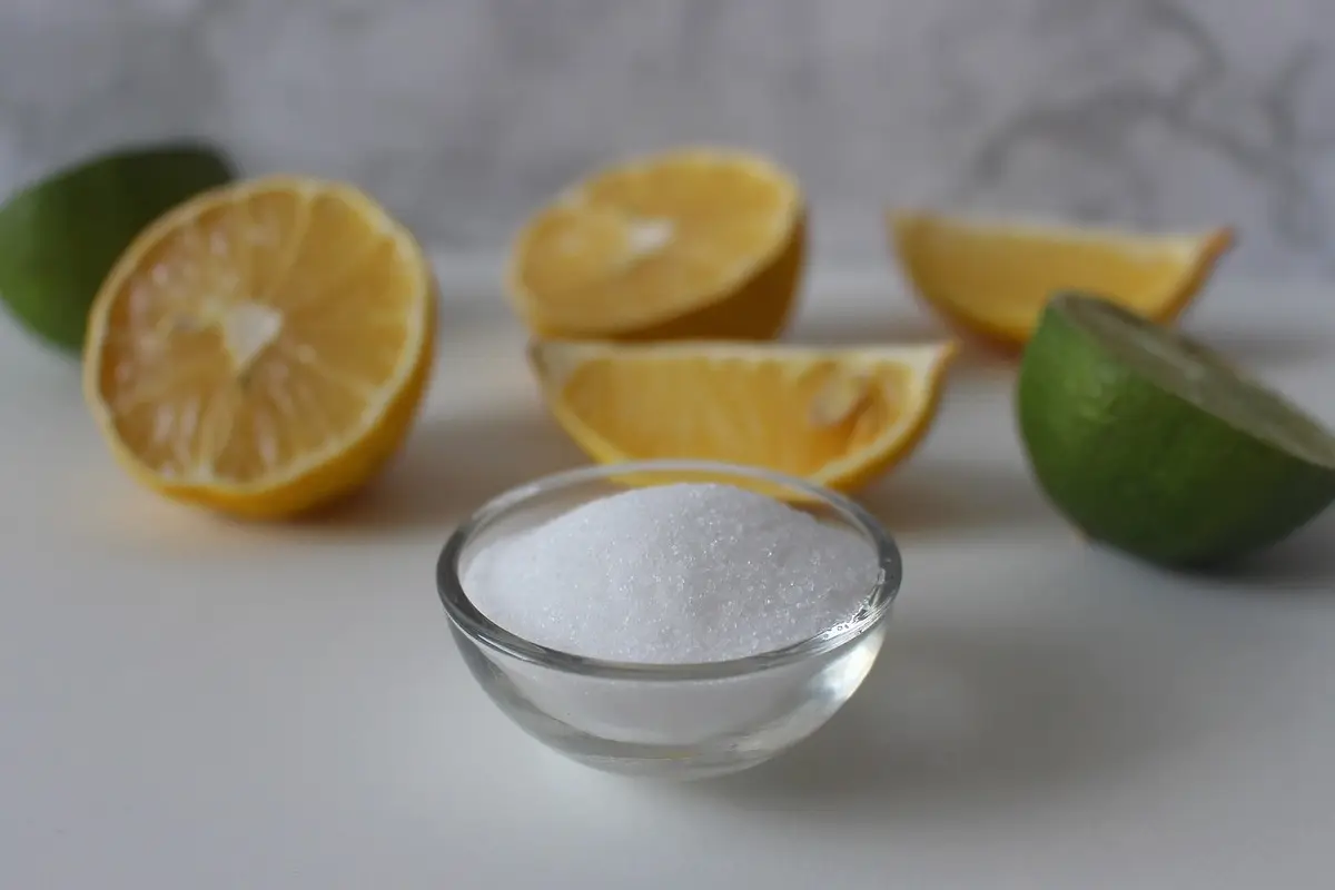 Elimina i cattivi odori nel frigorifero con una soluzione a base di bicarbonato e agrumi Elimina i cattivi odori nel frigorifero con una soluzione a base di bicarbonato e agrumi
