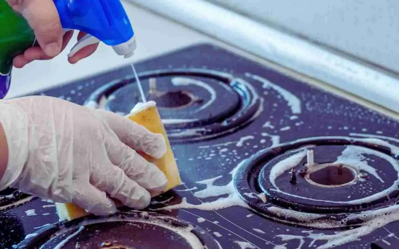 Hai mai provato questa miscela per pulire i fornelli incrostati? Agisce in pochi minuti Hai mai provato questa miscela per pulire i fornelli incrostati? Agisce in pochi minuti