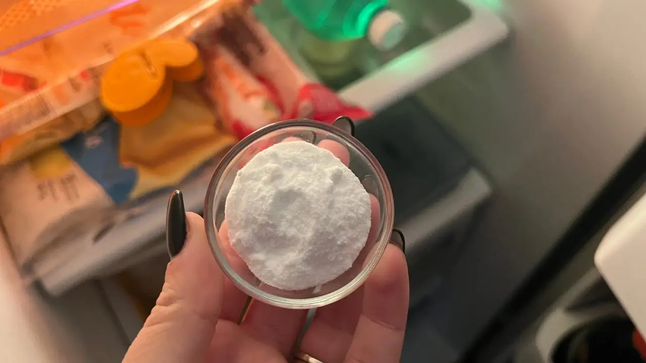 Prova subito il mix di bicarbonato e limone per eliminare gli odori dal frigorifero Prova subito il mix di bicarbonato e limone per eliminare gli odori dal frigorifero